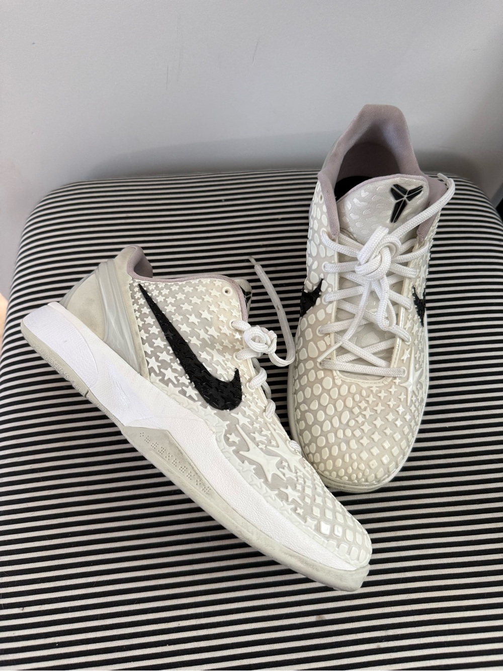 NIKE 🤍 & 🖤 Patterned KOBE Basketball Shoes